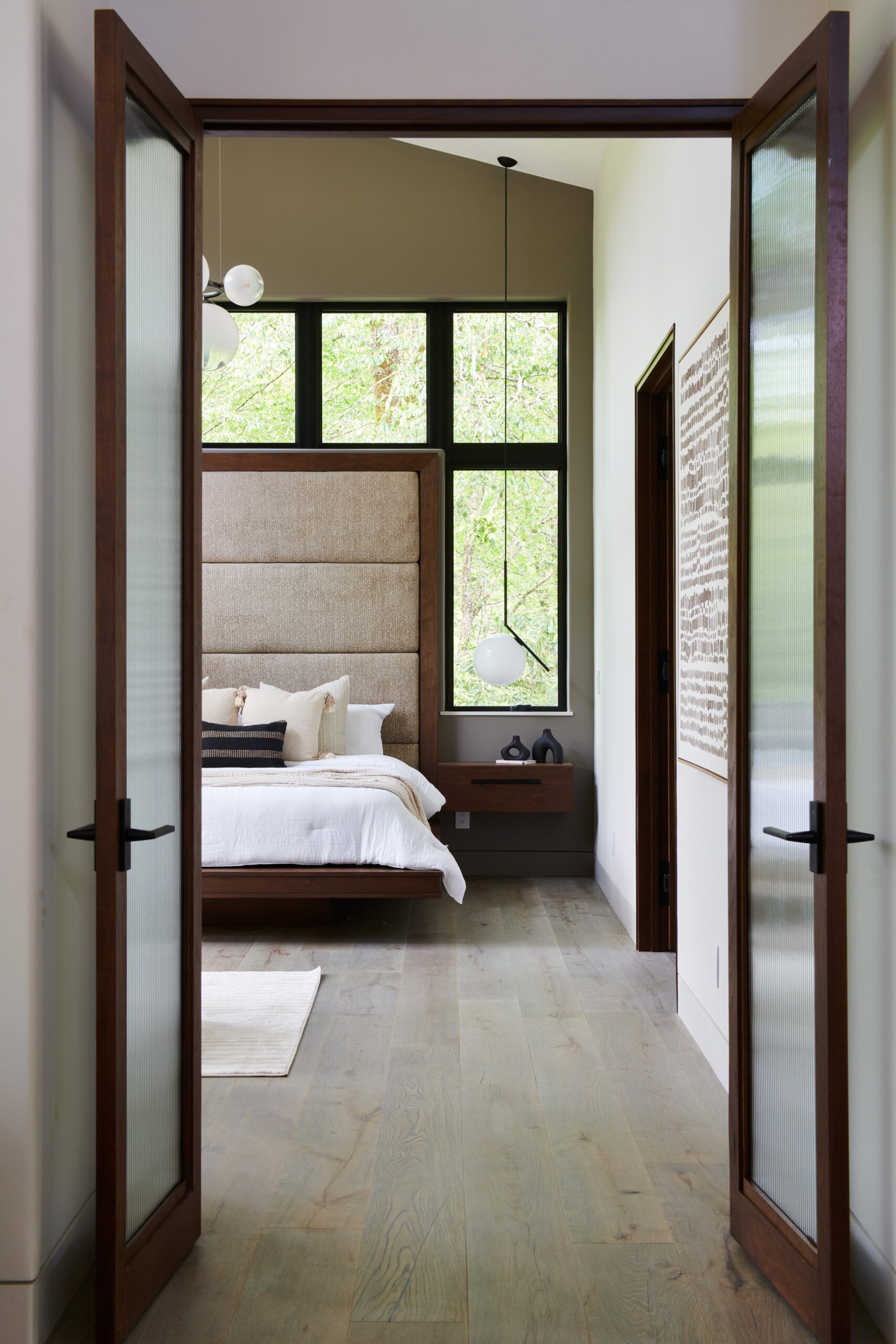 a_bedroom_with_a_bed_and_a_window_brdb_highlands_bedroom_