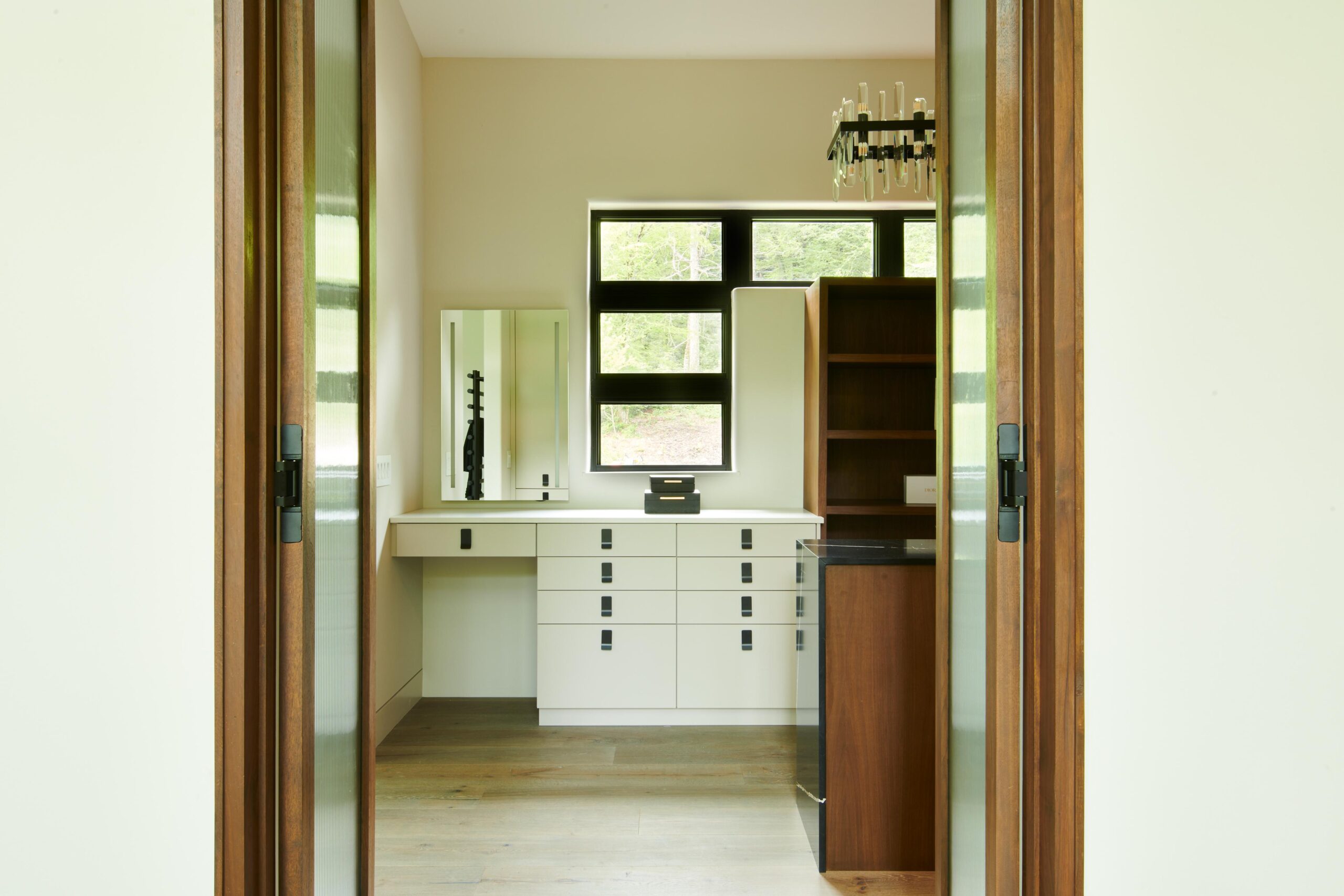 a_room_with_a_desk_and_a_mirror_brdb_highlands_nc_dressing_room_